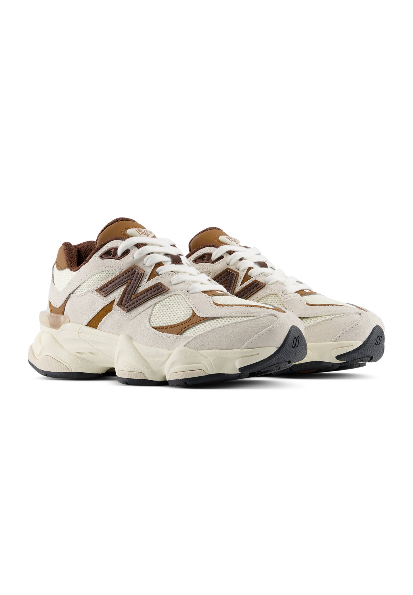 Par de zapatillas New Balance beige y marrón con cordones blancos y suelas gruesas color crema sobre un fondo blanco.