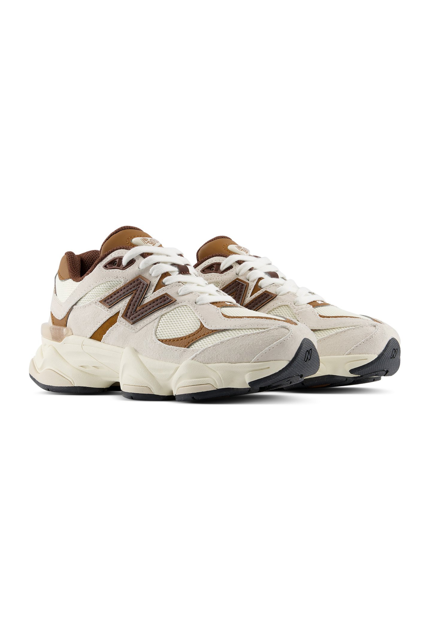 Par de zapatillas New Balance beige y marrón con cordones blancos y suelas gruesas color crema sobre un fondo blanco.