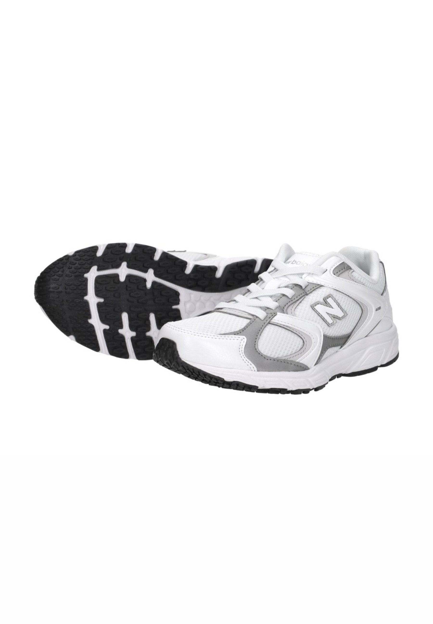 Zapatillas de correr New Balance blancas y grises con suelas de goma negras, un zapato en posición vertical y el otro mostrando la suela.