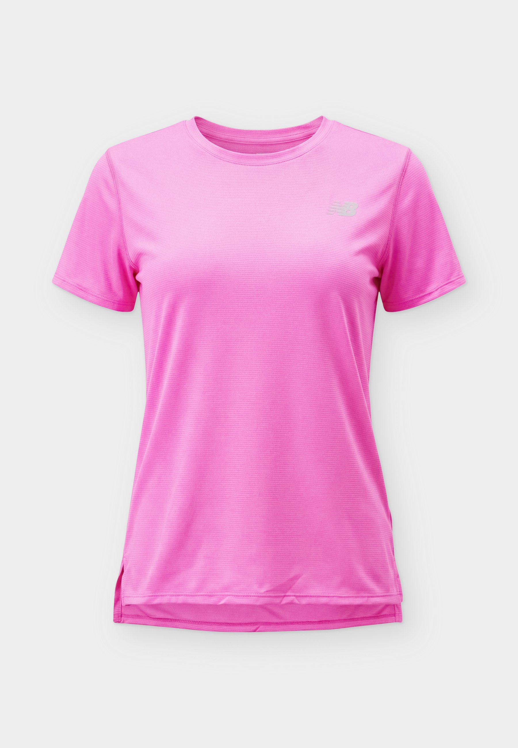 Camiseta deportiva de manga corta en rosa brillante con cuello redondo y logo sutil en la parte superior izquierda del pecho sobre un fondo liso.