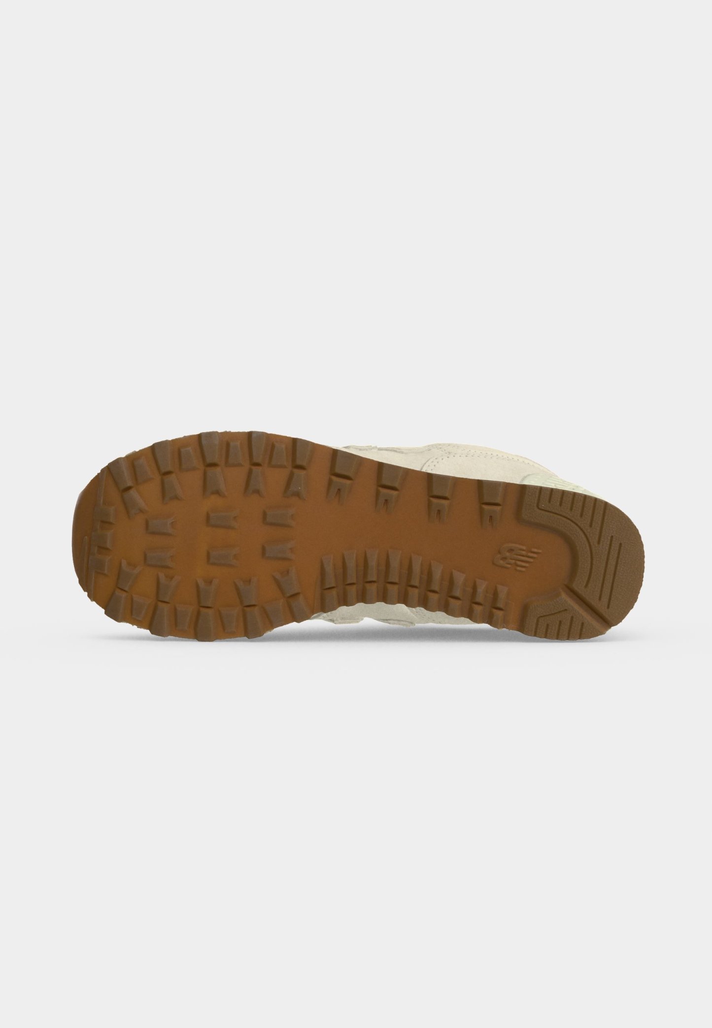 Suela de zapato con banda de rodadura de goma marrón que presenta tacos profundos, un patrón curvado en el arco y el logo de New Balance cerca del talón.