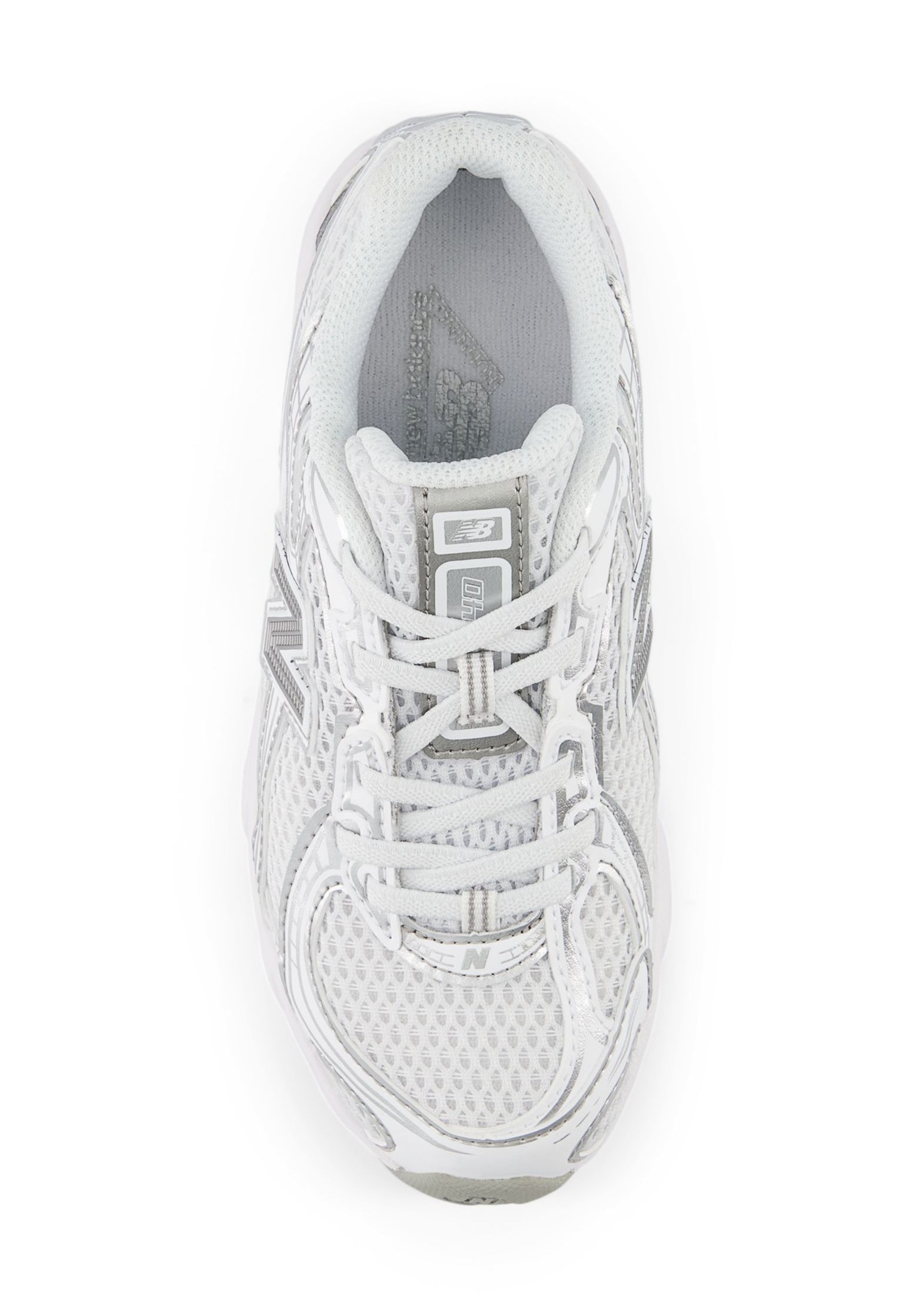 Zapatilla deportiva blanca con parte superior de malla, cuello acolchado y acentos reflectantes. Presenta un logo y cordones grises; suela texturizada para agarre.