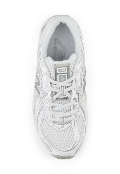 Zapatilla deportiva blanca con parte superior de malla, cuello acolchado y acentos reflectantes. Presenta un logo y cordones grises; suela texturizada para agarre.