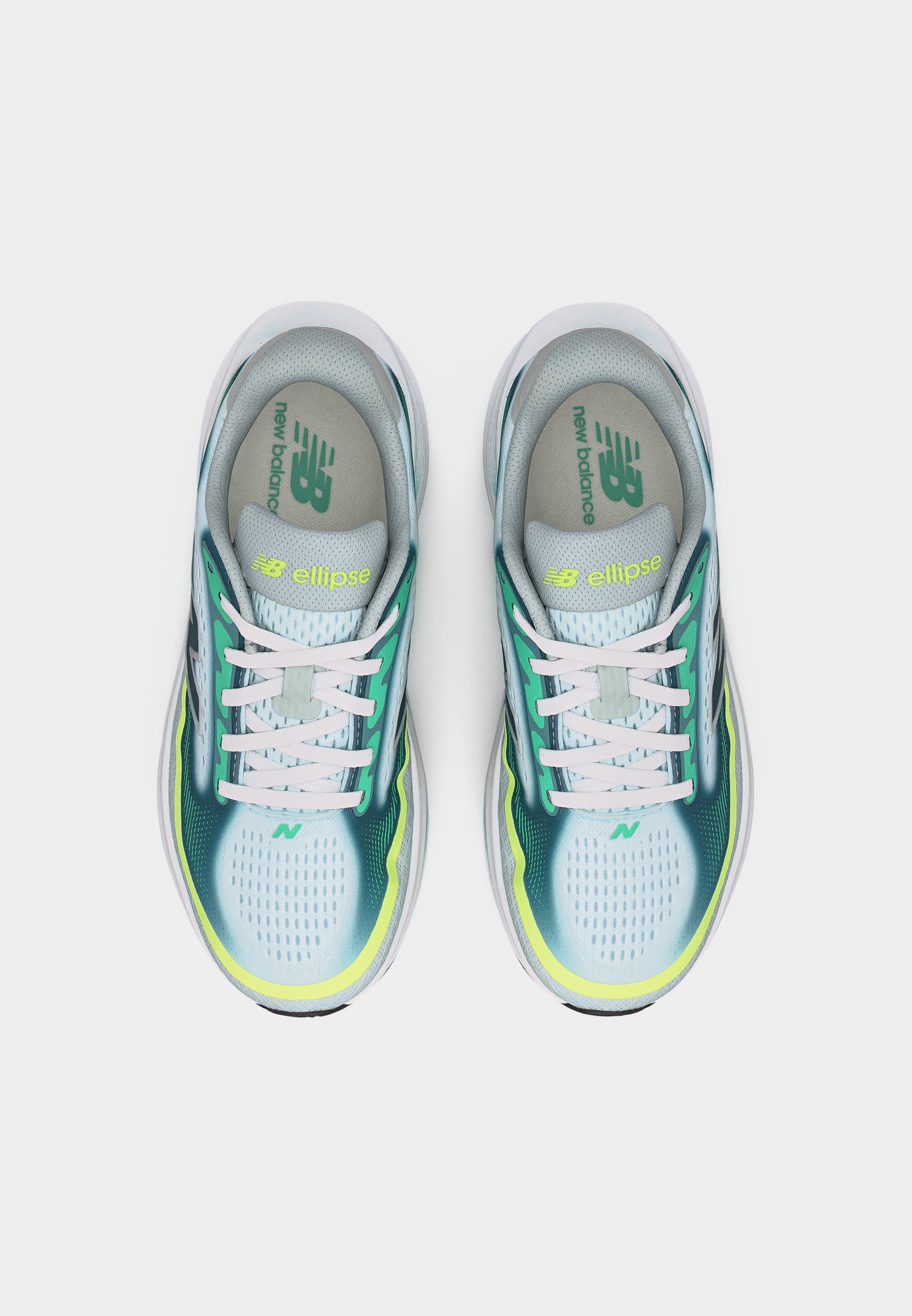 Par de zapatillas de correr New Balance Ellipse en blanco, verde y amarillo con cordones blancos, vistas desde arriba.