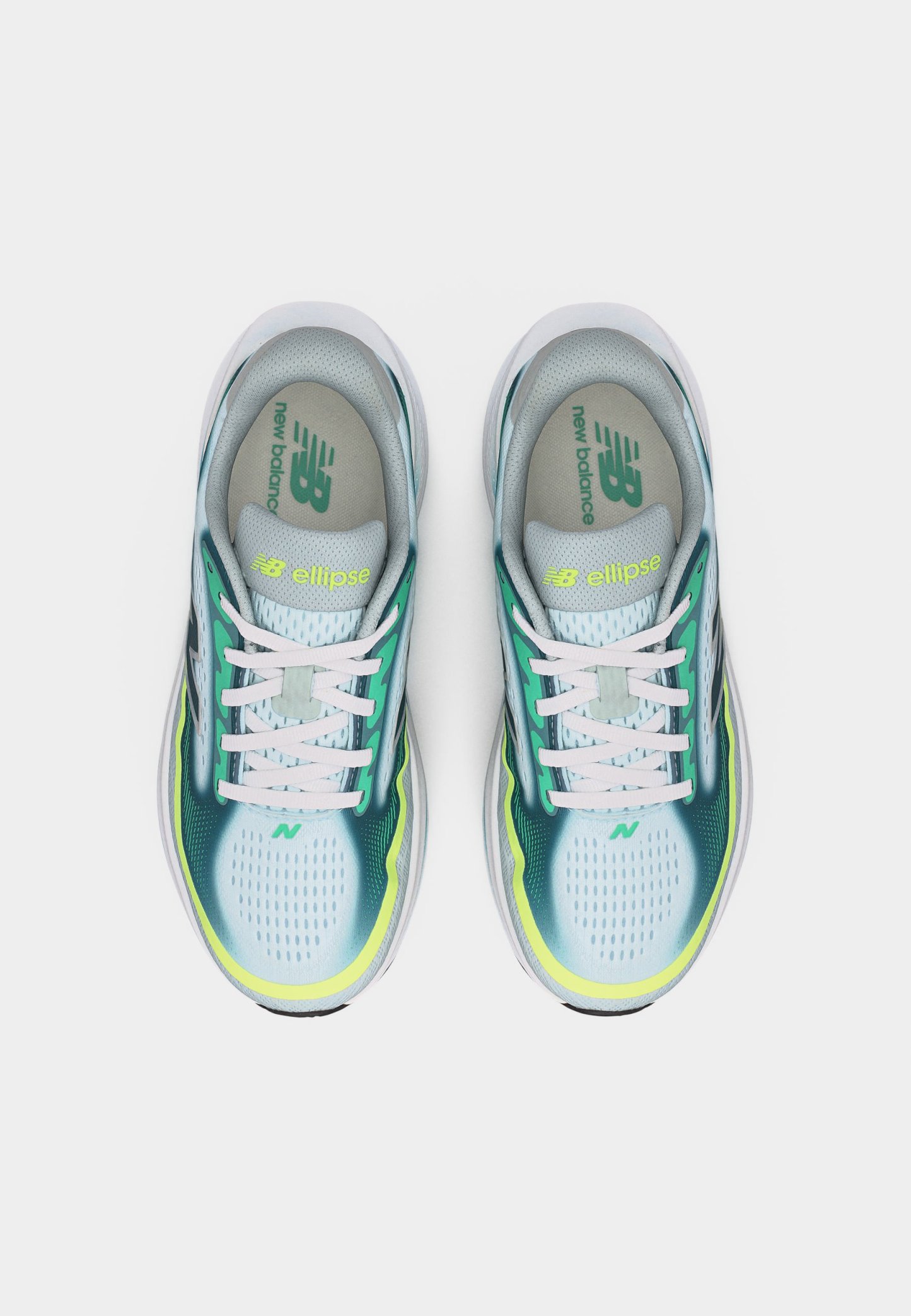 Par de zapatillas de correr New Balance Ellipse en blanco, verde y amarillo con cordones blancos, vistas desde arriba.