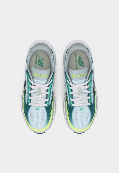 Par de zapatillas de correr New Balance Ellipse en blanco, verde y amarillo con cordones blancos, vistas desde arriba.