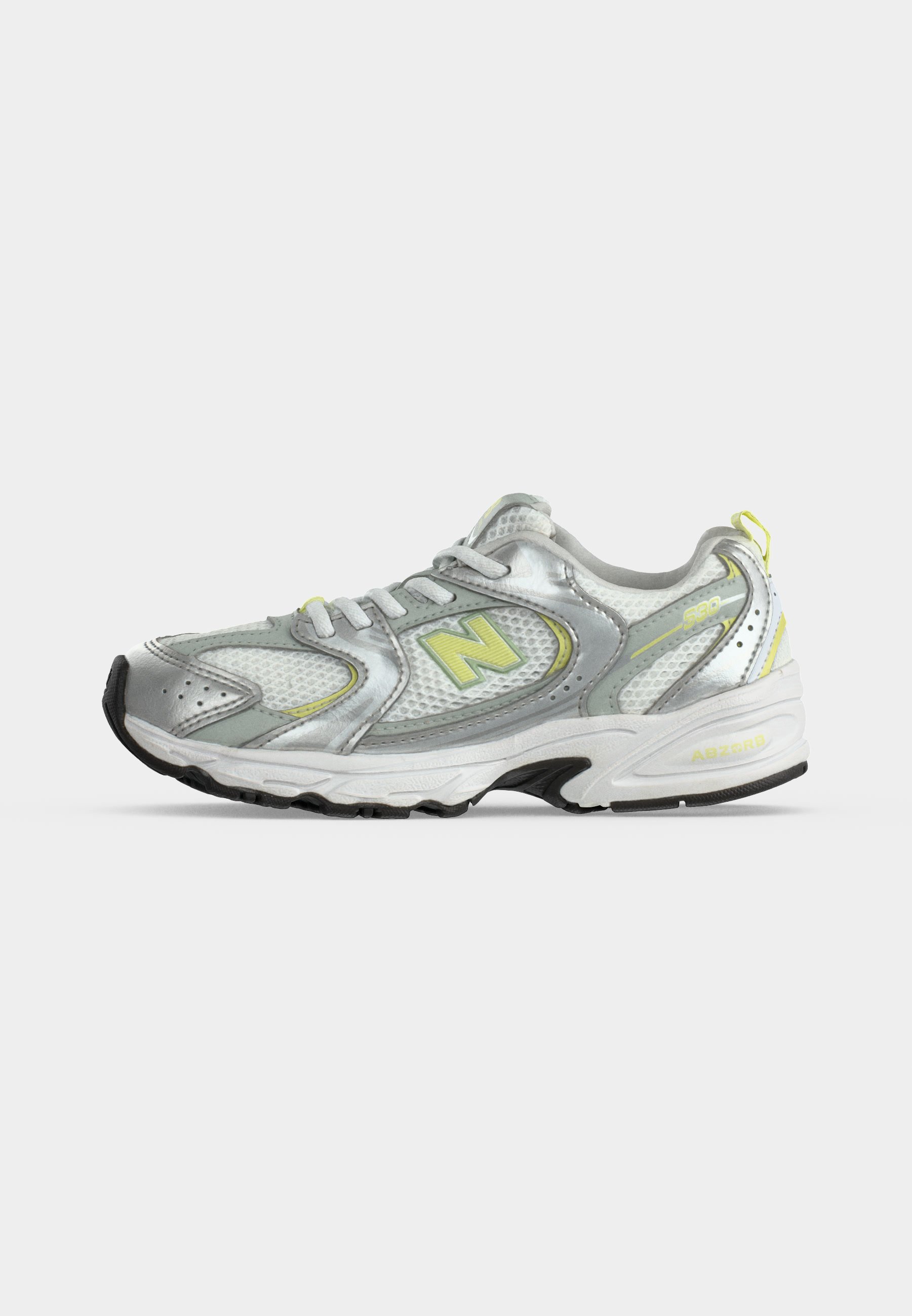 Zapatilla de running plateada y blanca con detalles verde claro y suela negra, con un gran logo "N" en el lateral.