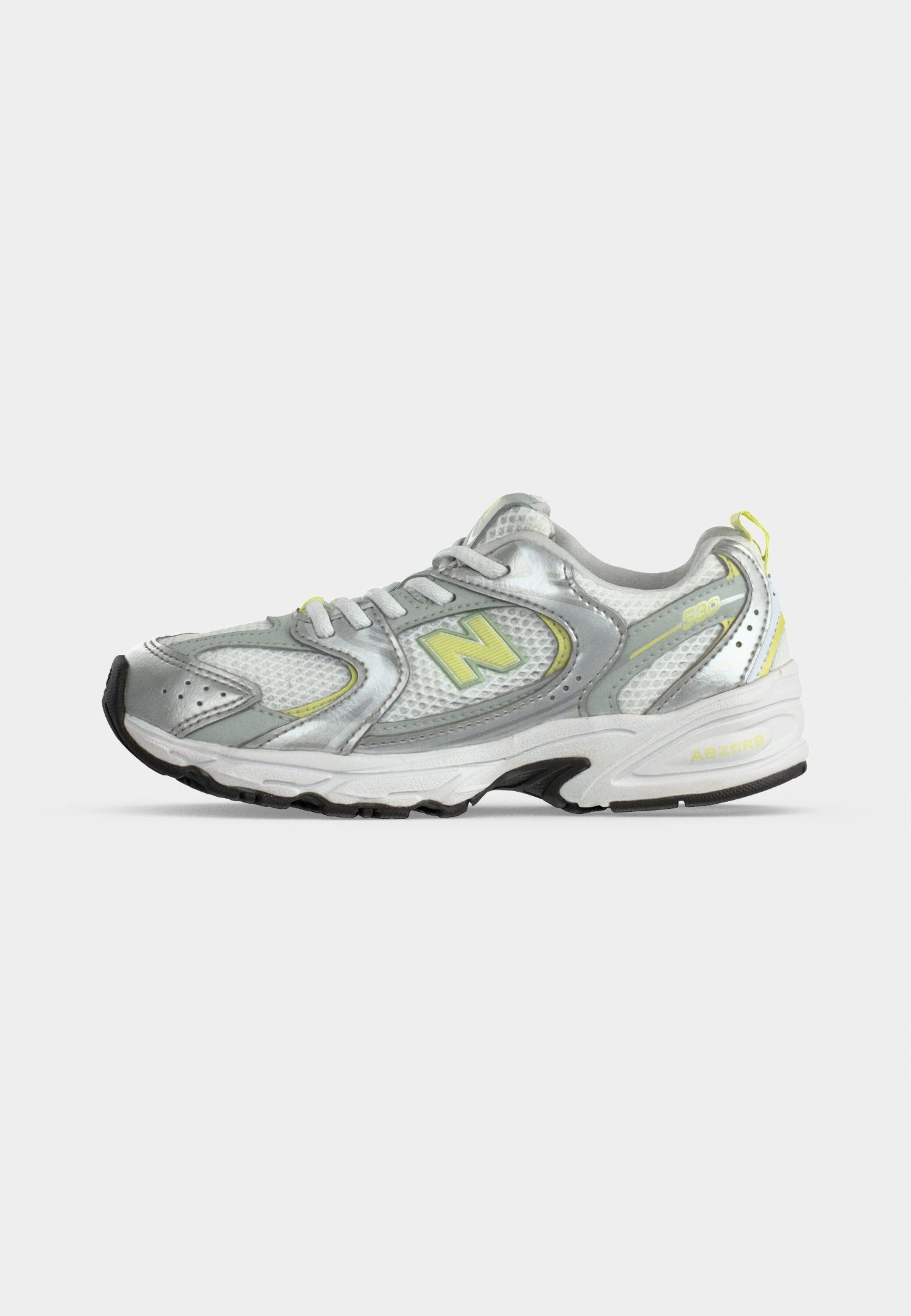 Zapatilla de running plateada y blanca con detalles verde claro y suela negra, con un gran logo "N" en el lateral.