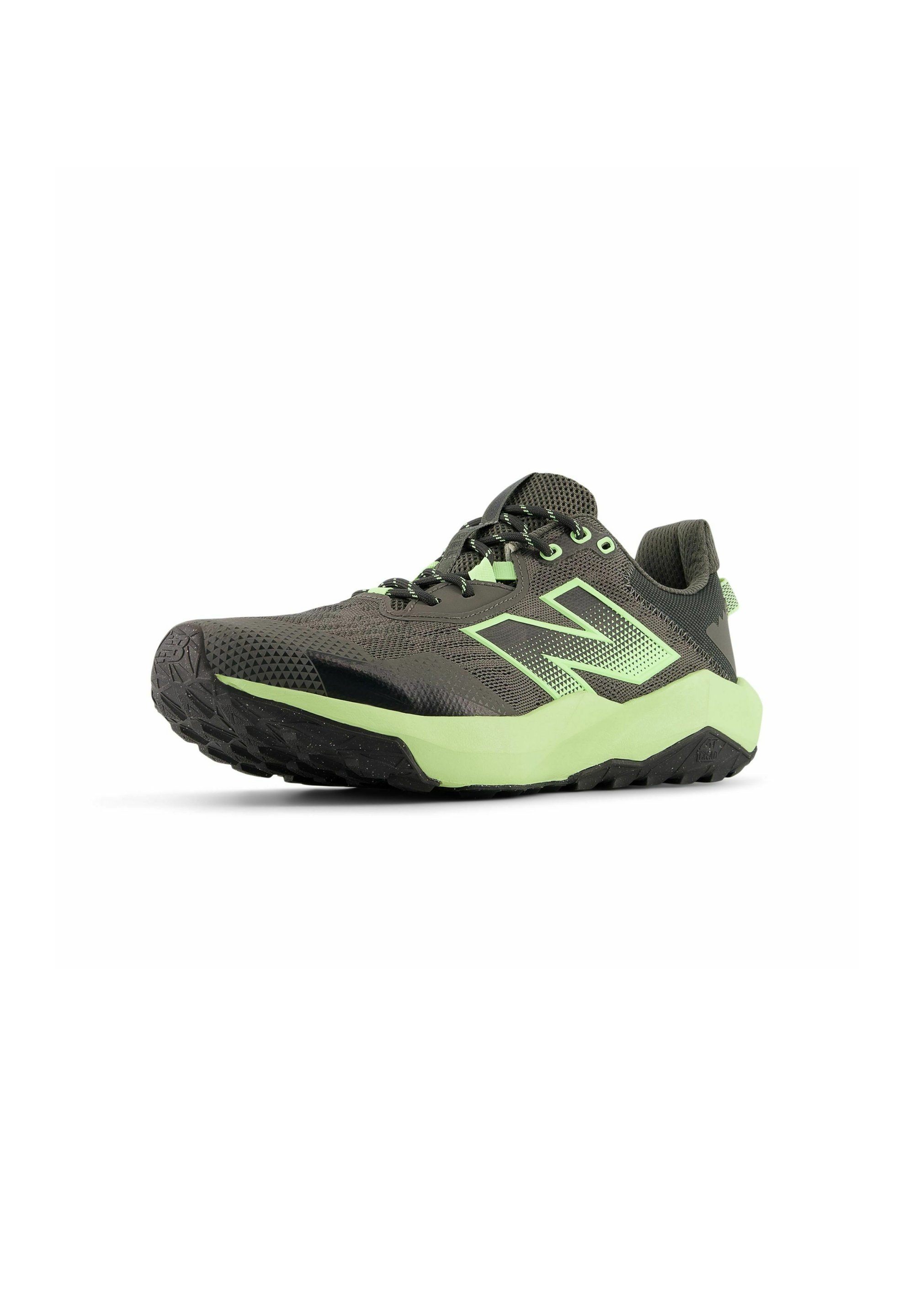 Zapatilla deportiva gris oscuro y verde claro con suela texturizada y gran logotipo "N" en el lateral, inclinada para mostrar la parte frontal y el lado exterior.