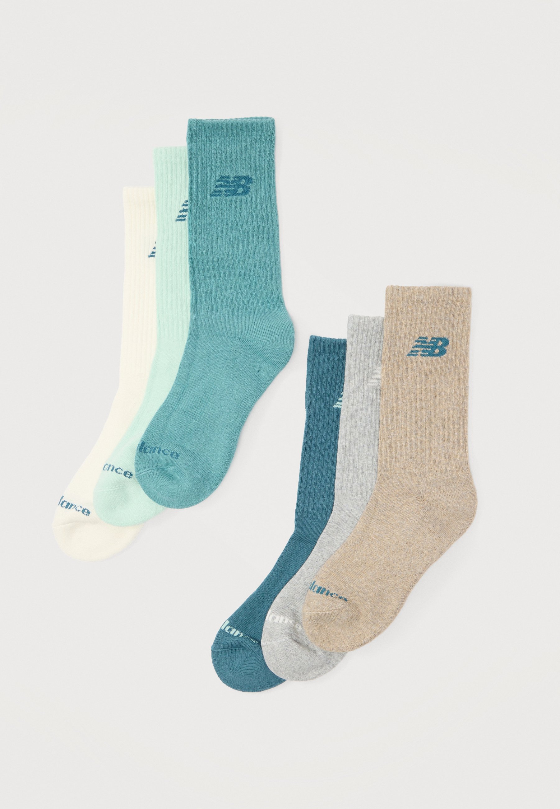 Seis pares de calcetines acanalados hasta la mitad de la pantorrilla en crema, verde menta, azul verdoso, azul verdoso oscuro, gris claro y beige, con un logo cerca del puño.