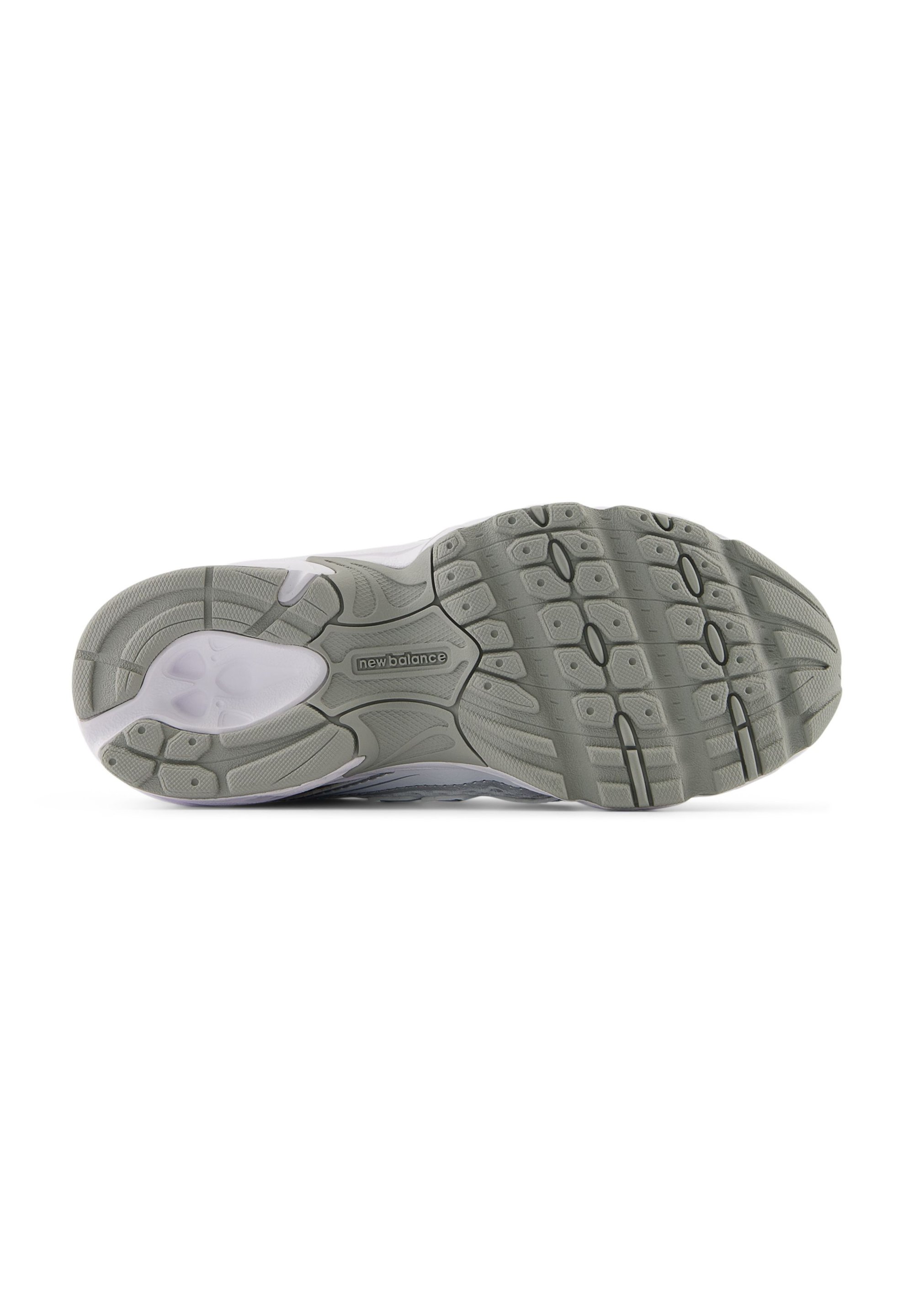 Suela de zapatilla gris y blanca con goma texturizada para tracción. Presenta surcos y patrones circulares, con la marca "newbalance" en el centro.