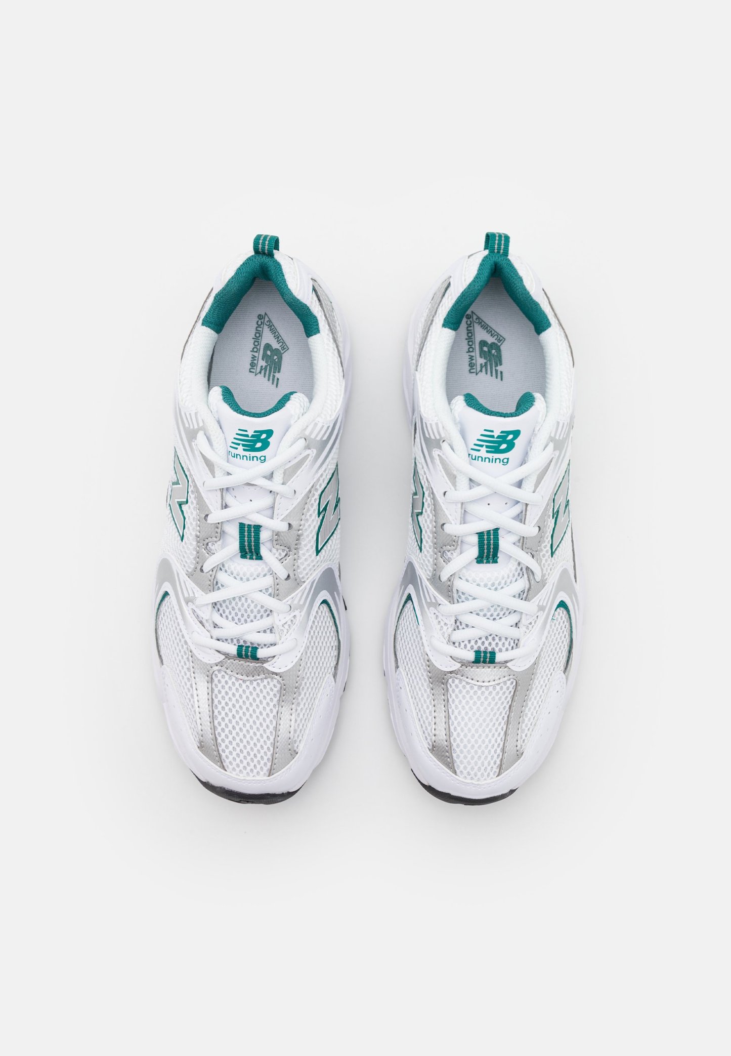 Zapatillas deportivas blancas con acentos en azul verdoso, parte superior de malla, cuello acolchado y suela de goma gruesa. Presentan elementos reflectantes y detalles del logo.