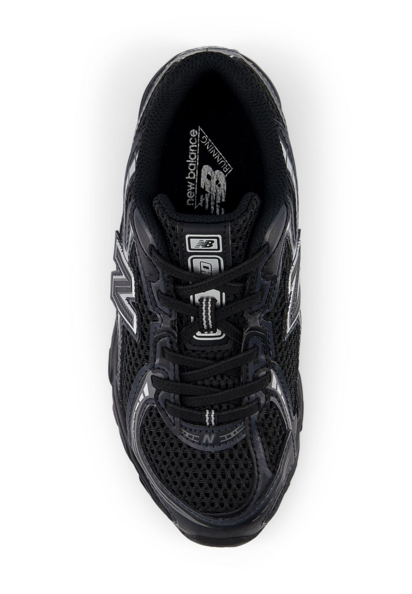 Zapatilla deportiva negra con parte superior de malla, acentos blancos en contraste, detalles texturizados y sistema de cordones tradicional.