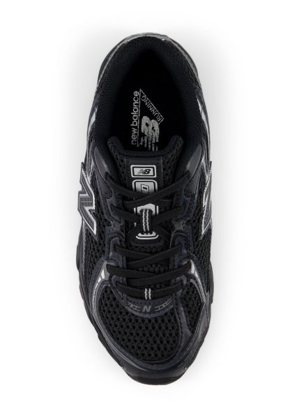 Zapatilla deportiva negra con parte superior de malla, acentos blancos en contraste, detalles texturizados y sistema de cordones tradicional.