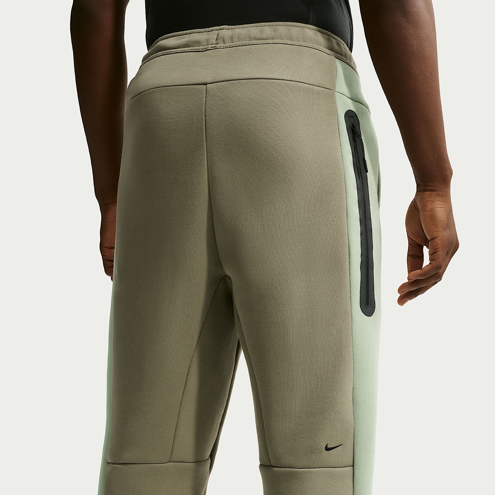 Nike Tech - Nike Tech Fleece-Hose mit offenem Saum und Farbblock-Design (Herren)