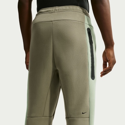 Nike Tech - Nike Tech Fleece-Hose mit offenem Saum und Farbblock-Design (Herren)