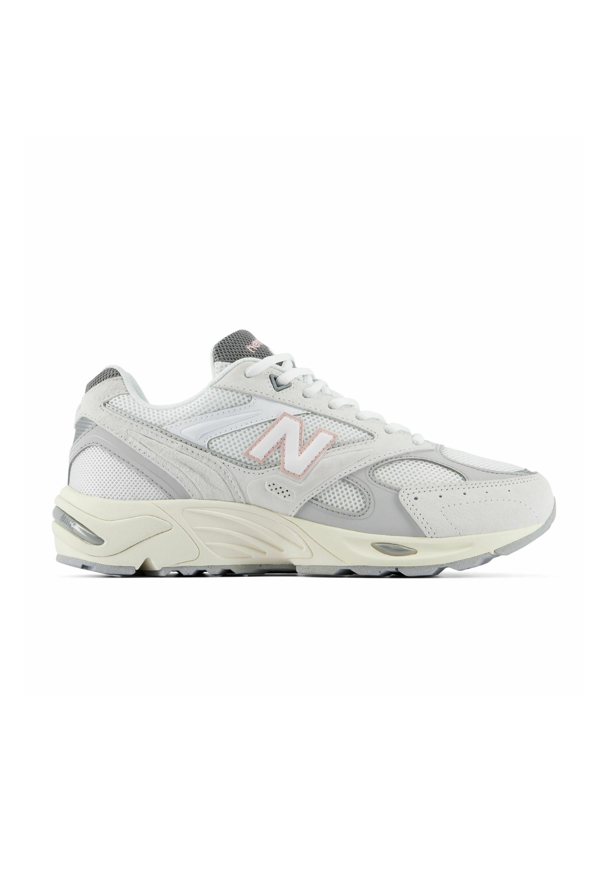 Zapatilla blanca y gris de New Balance con parte superior de malla y cuero, collar acolchado y suela acolchada diseñada para correr y uso casual.