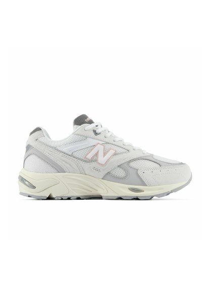 Zapatilla blanca y gris de New Balance con parte superior de malla y cuero, collar acolchado y suela acolchada diseñada para correr y uso casual.