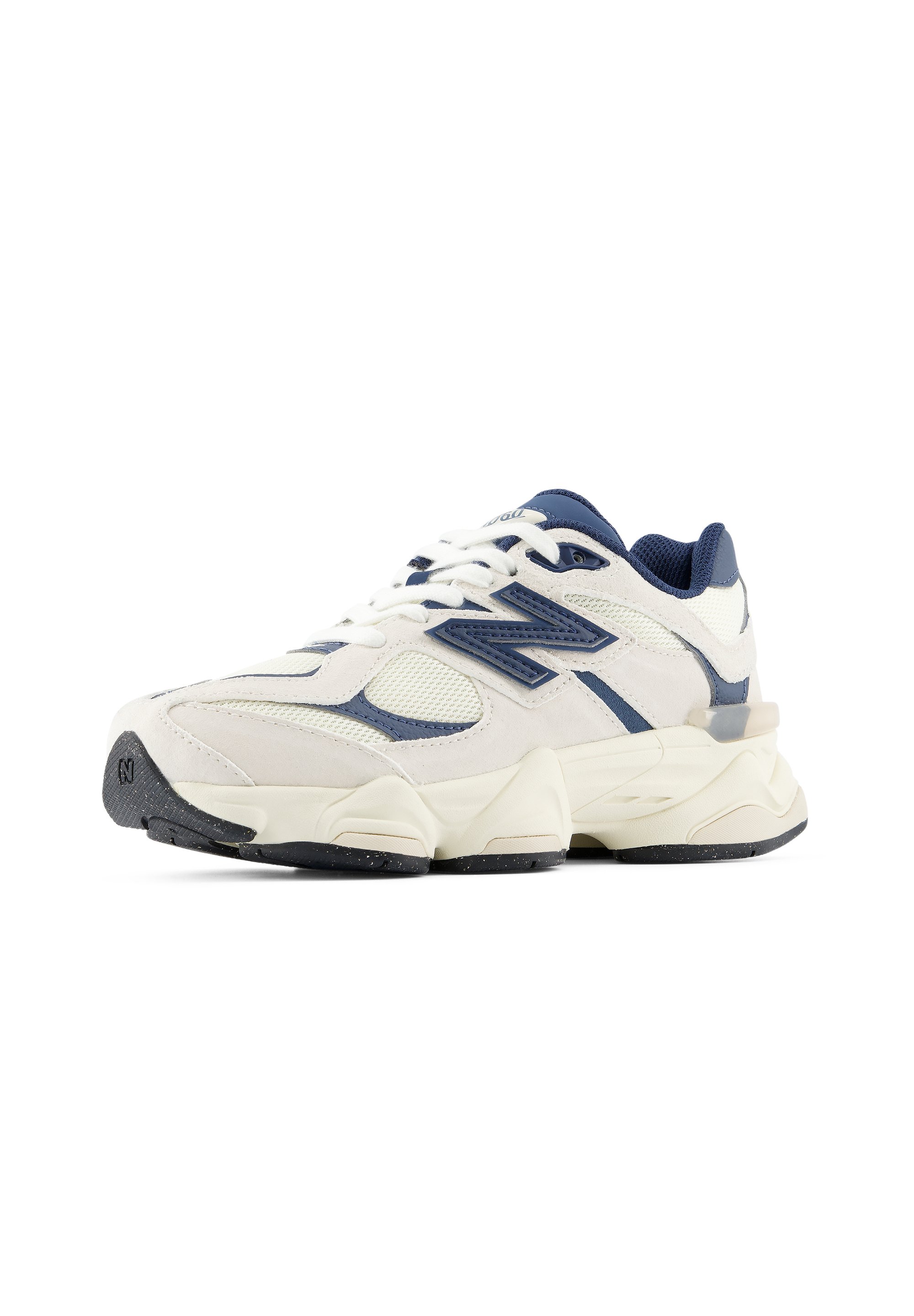 Zapatilla deportiva blanca y azul marino con detalles de malla, suela gruesa y cordones, posicionada en un ligero ángulo sobre un fondo blanco.