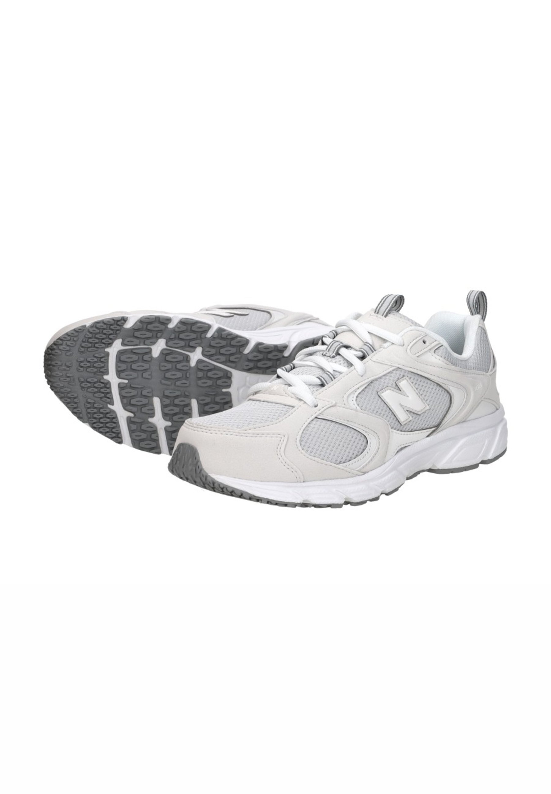 Par de zapatillas de correr New Balance en blanco y gris con paneles de malla, diseño con cordones y suelas de goma texturizadas, mostradas sobre un fondo blanco.