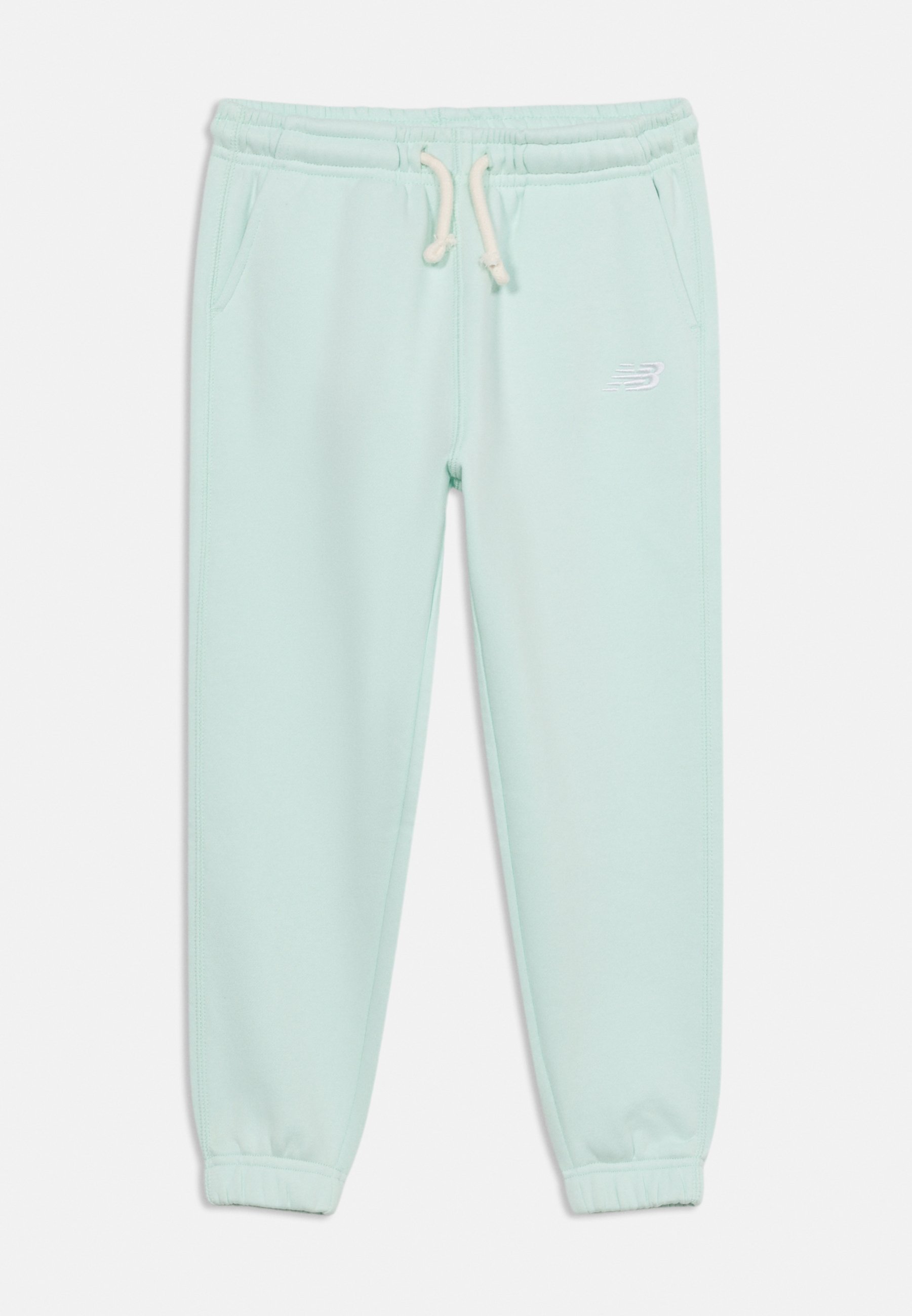 Pantalones deportivos azul claro con cintura elástica, cordones blancos, bolsillos laterales, puños en los tobillos y logo de New Balance en el muslo izquierdo.