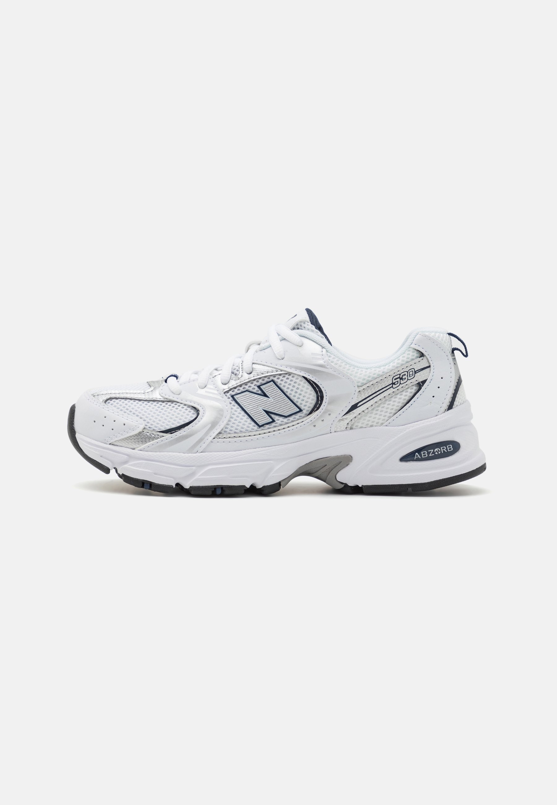 Zapatillas deportivas blancas con parte superior de malla y sintético, que cuentan con una suela acolchada, detalles oscuros y elementos reflectantes cerca del logo.