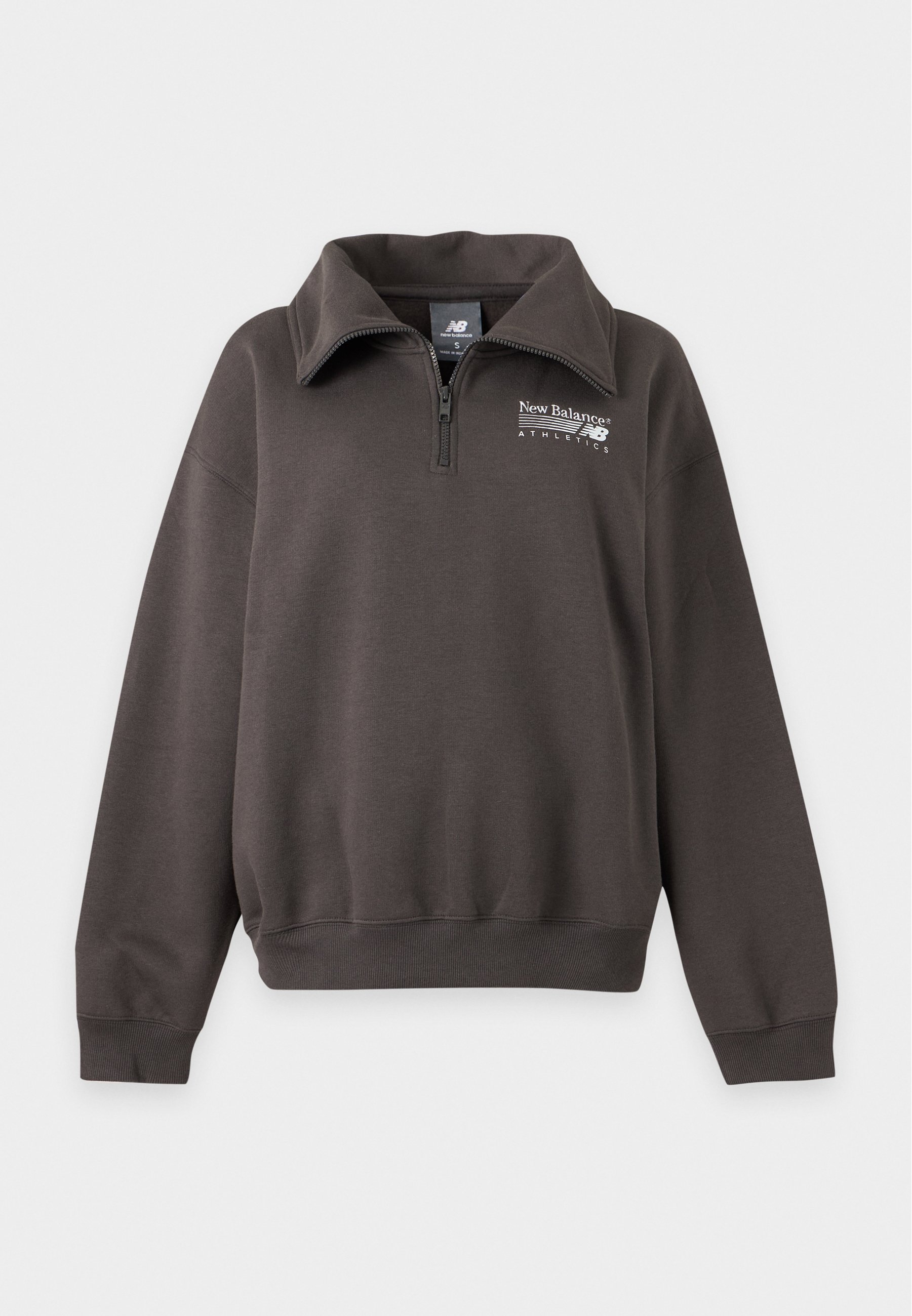 Sudadera de New Balance Athletics de color gris oscuro con mangas largas y cuello con cremallera hasta la mitad, mostrada extendida sobre un fondo claro.