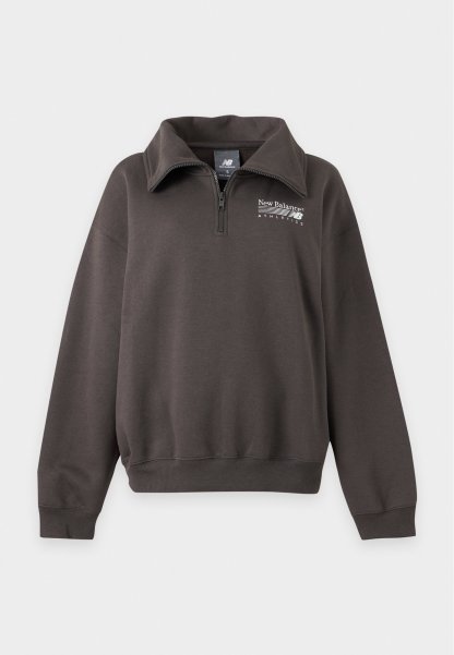 Sudadera de New Balance Athletics de color gris oscuro con mangas largas y cuello con cremallera hasta la mitad, mostrada extendida sobre un fondo claro.