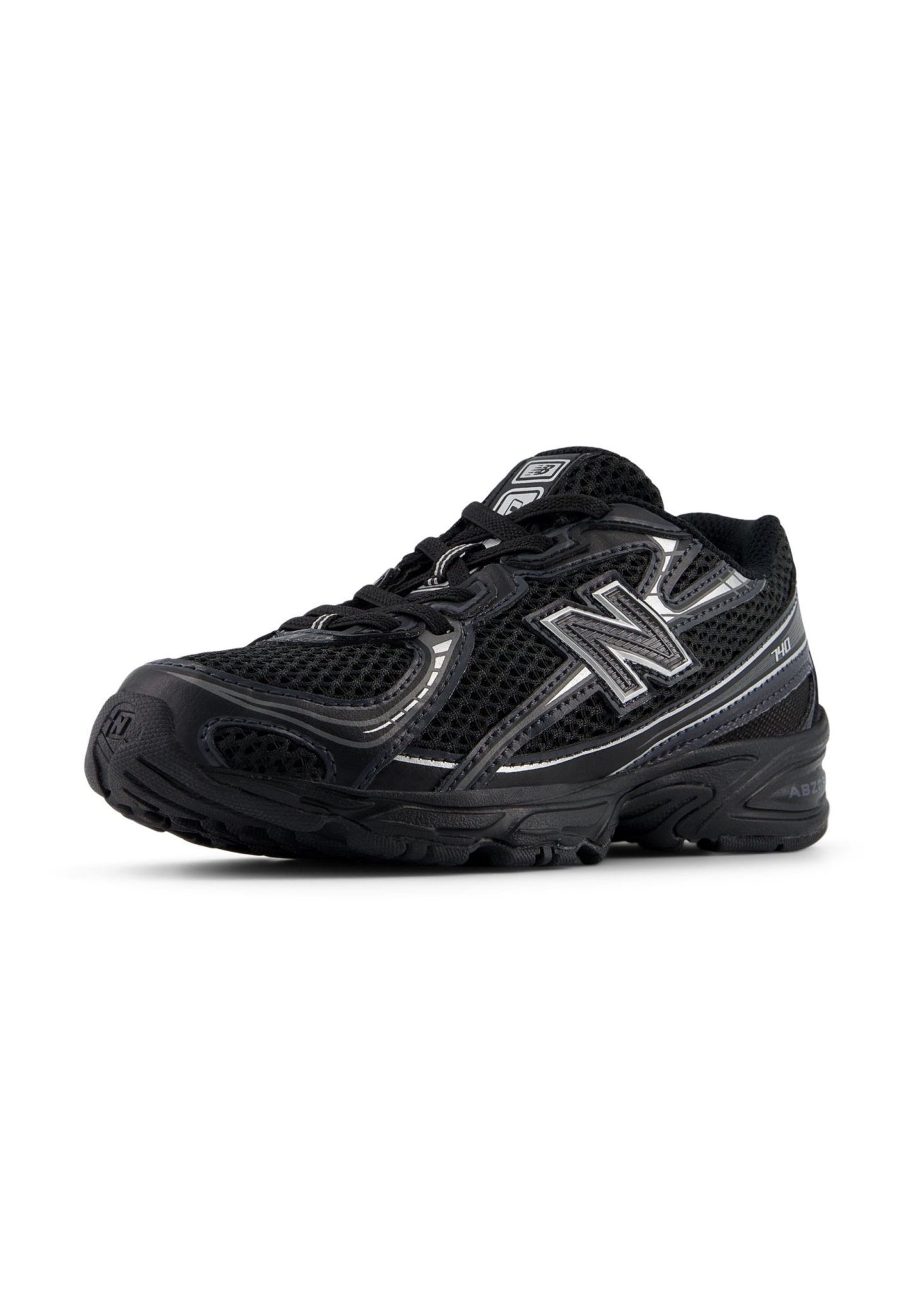 Zapatilla deportiva negra con parte superior de malla, acentos sintéticos, detalles reflectantes, una entresuela acolchada y una suela exterior de goma texturizada.