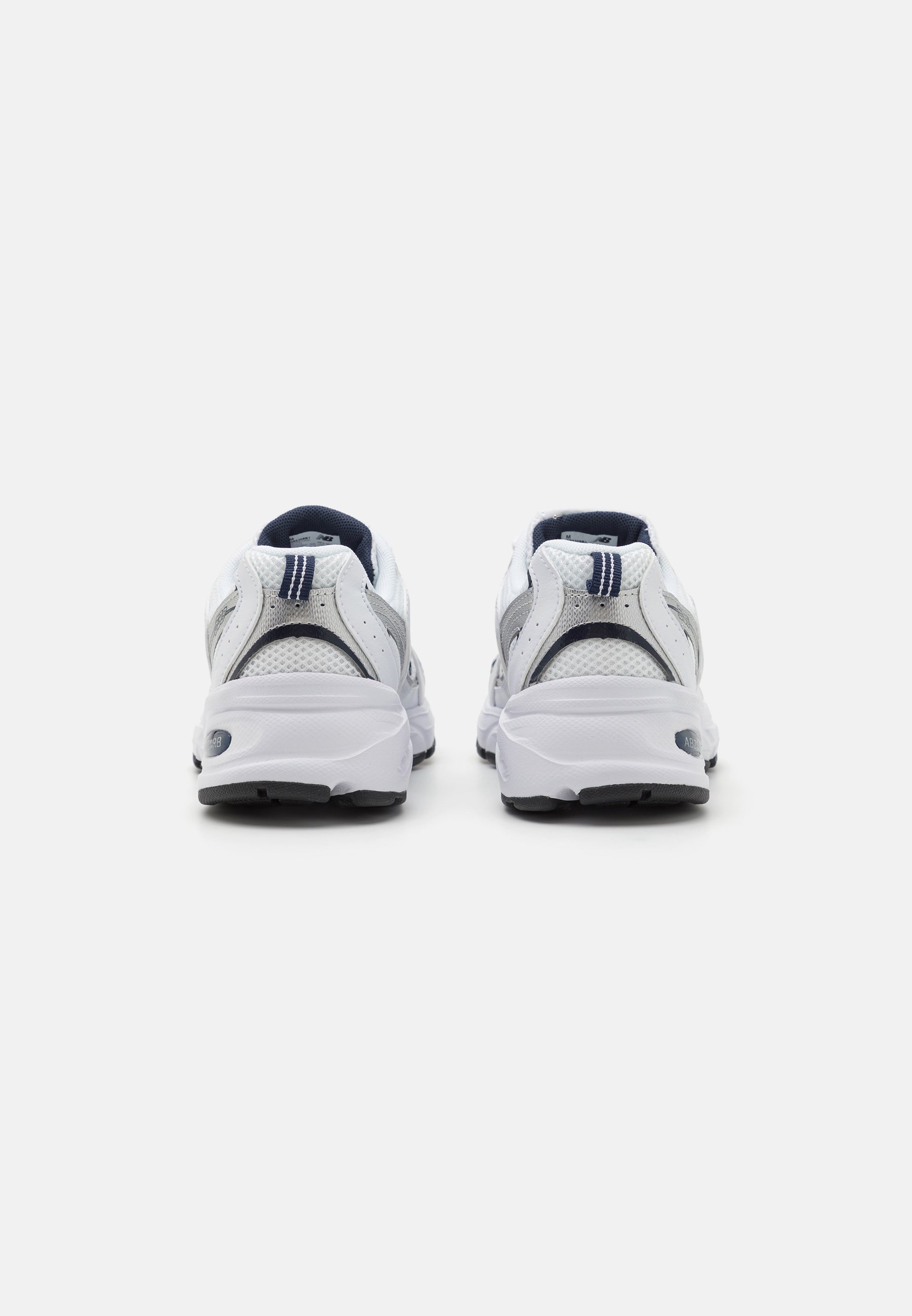 Zapatillas deportivas blancas con un upper de malla transpirable, detalles en gris, un cuello acolchado y suelas de goma texturizadas. Presentan un diseño curvado.