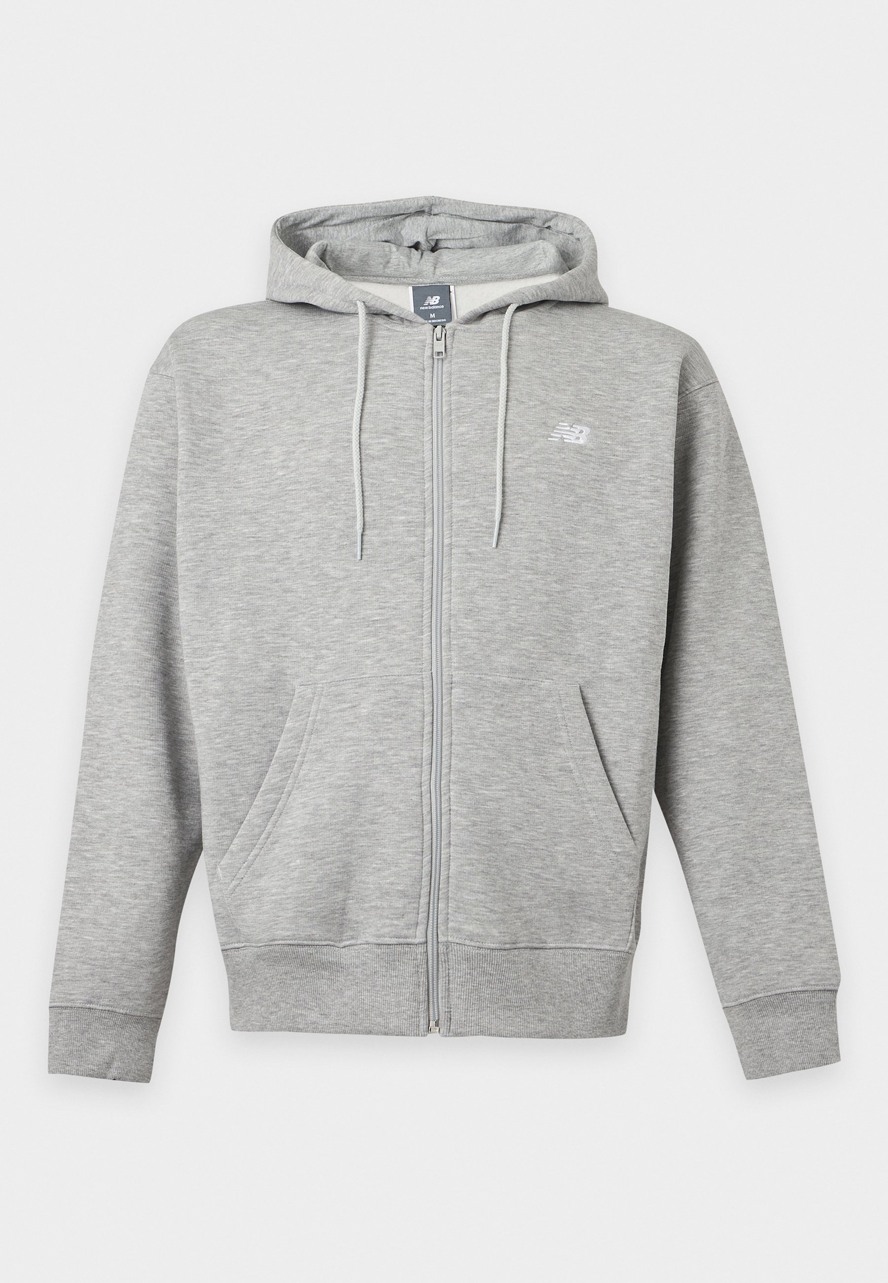 Sudadera con capucha gris claro con cremallera, bolsillos delanteros, cordón en la capucha y pequeño logo blanco de New Balance en el pecho.