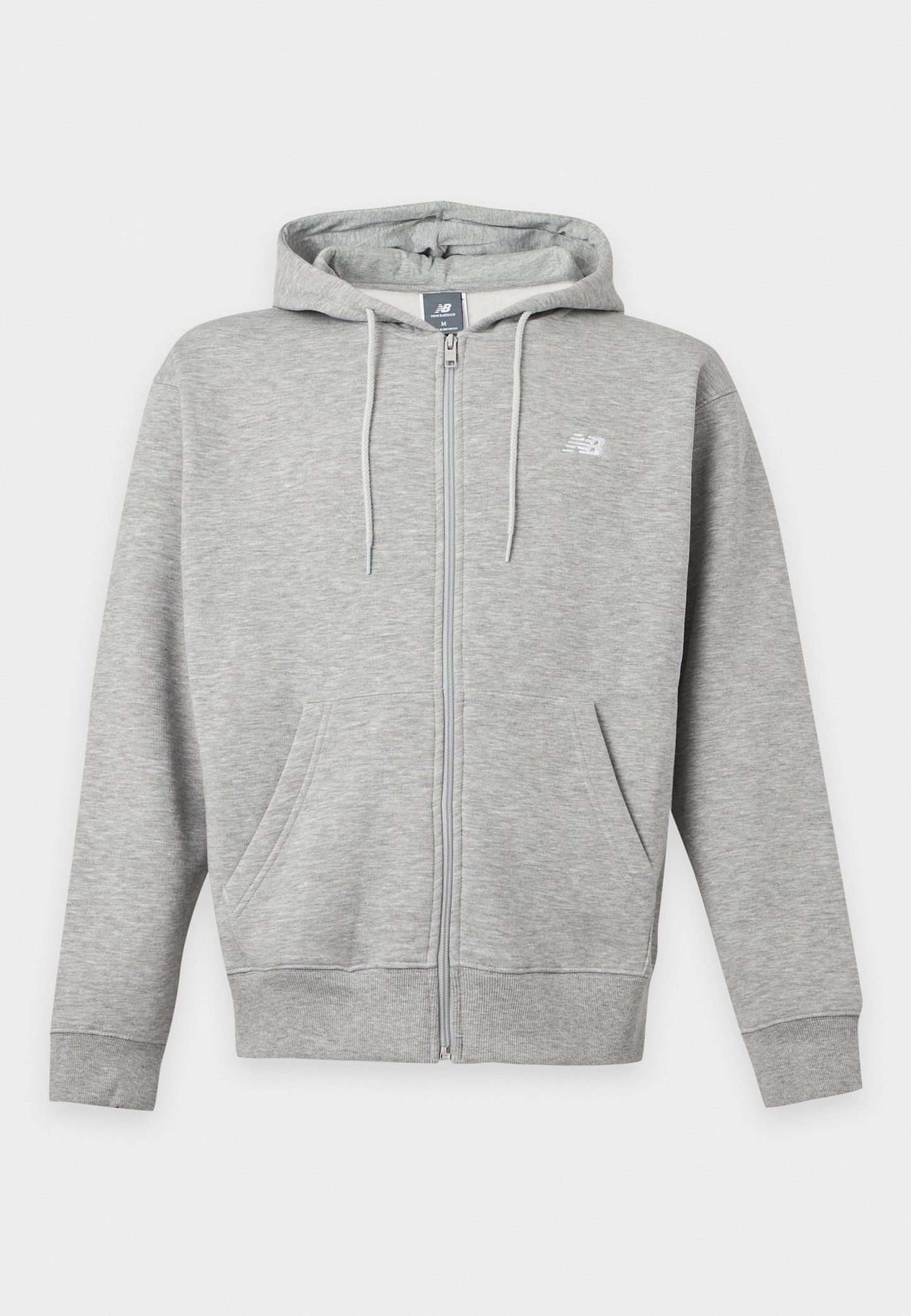 Sudadera con capucha gris claro con cremallera, bolsillos delanteros, cordón en la capucha y pequeño logo blanco de New Balance en el pecho.