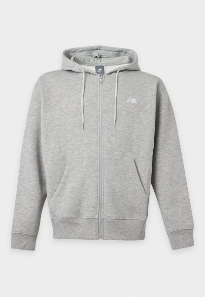 Sudadera con capucha gris claro con cremallera, bolsillos delanteros, cordón en la capucha y pequeño logo blanco de New Balance en el pecho.