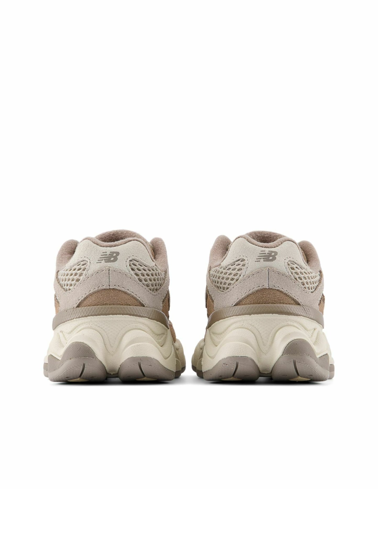 Par de zapatillas New Balance beige y marrón vistas desde atrás, con detalles de malla y ante y suelas de goma gruesas.