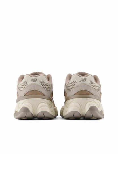 Par de zapatillas New Balance beige y marrón vistas desde atrás, con detalles de malla y ante y suelas de goma gruesas.
