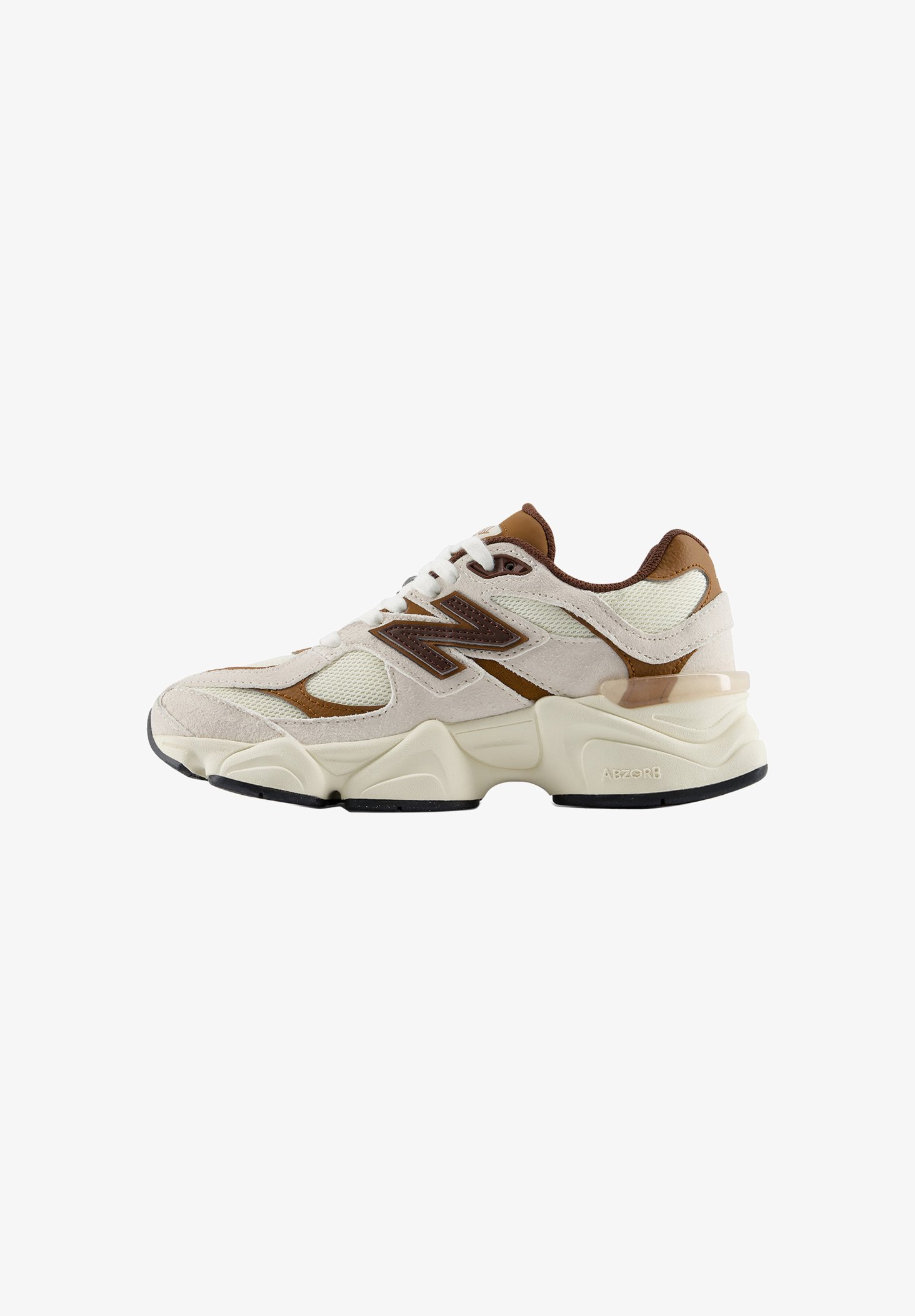Zapatilla deportiva beige y marrón con cordones blancos, parte superior de malla y ante, suela gruesa acolchada y un logotipo en el lateral.