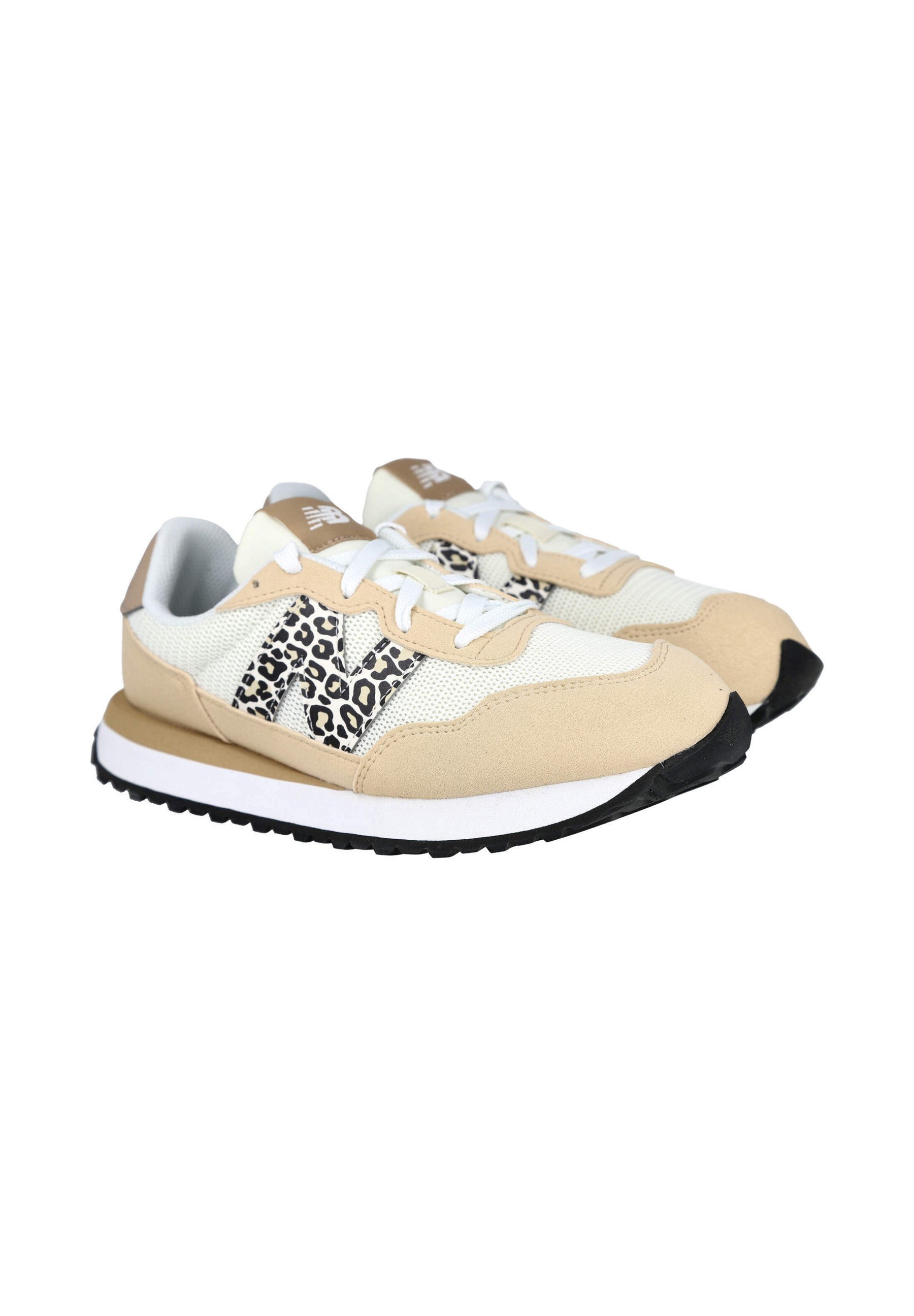 Zapatillas beige y blancas con logo "N" de estampado de leopardo, cordones blancos y suelas negras, vista lateral en ángulo sobre un fondo blanco.