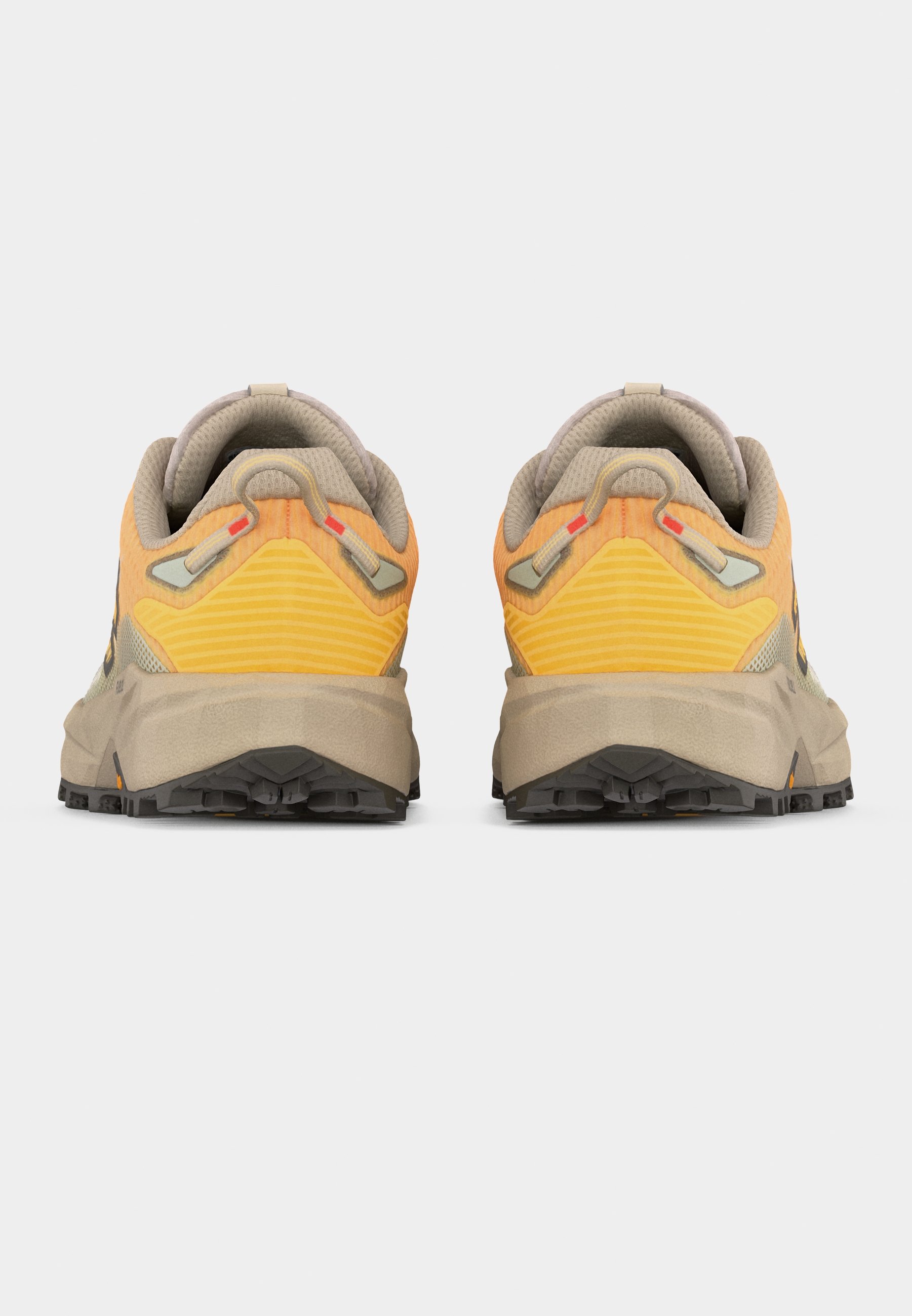 Par de zapatillas para correr por senderos en colores naranja y beige, vistas desde atrás mostrando cuellos acolchados, lengüetas para tirar y suelas negras texturizadas.