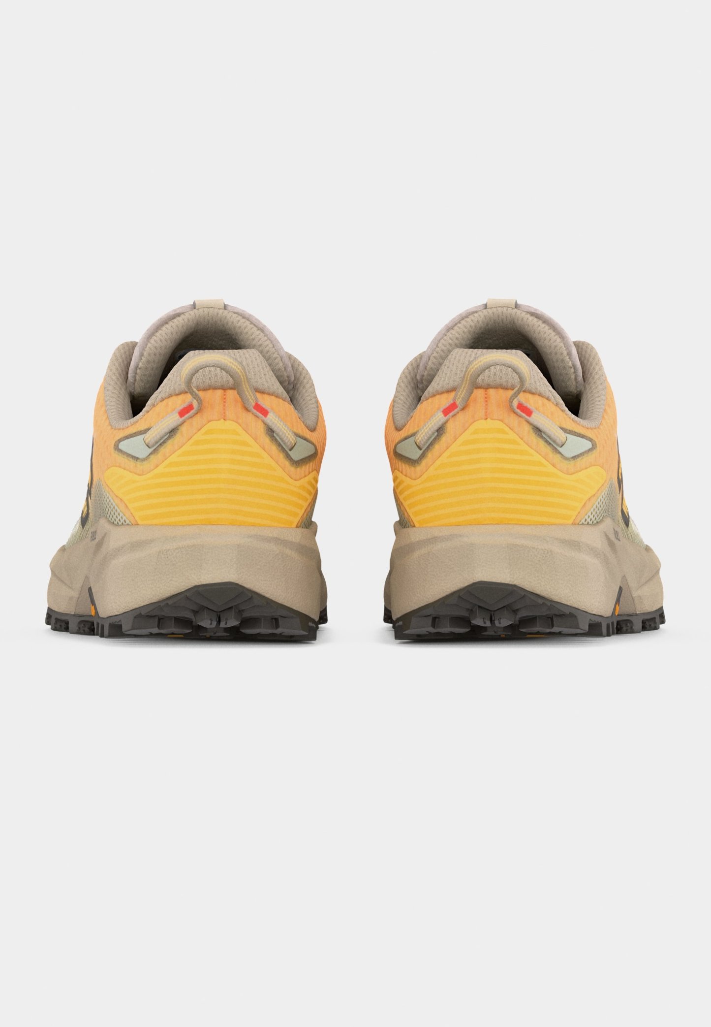 Par de zapatillas para correr por senderos en colores naranja y beige, vistas desde atrás mostrando cuellos acolchados, lengüetas para tirar y suelas negras texturizadas.