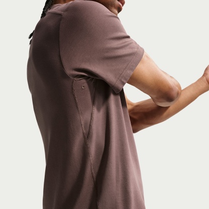 Nike Primary - Nike Primary vielseitiges Nike Dri-FIT Kurzarm-Oberteil für Herren