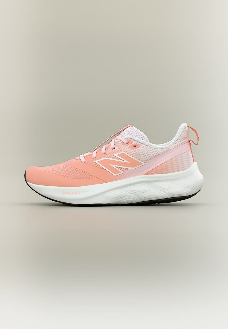 Zapatilla de running ligera en color coral claro y blanco con parte superior de malla, cierre de cordones, suela acolchada y logotipo de New Balance en el lateral.
