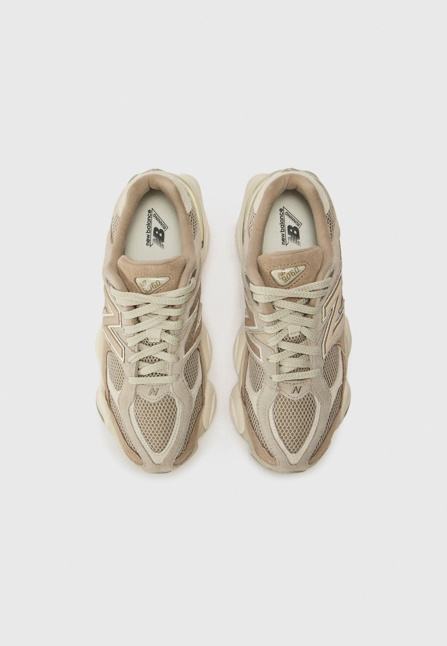 Zapatillas deportivas en color beige, fabricadas con materiales de malla y ante, con puntera redondeada, cierre con cordones y lengüeta acolchada. Presentan el logo en el lateral y en la lengüeta.