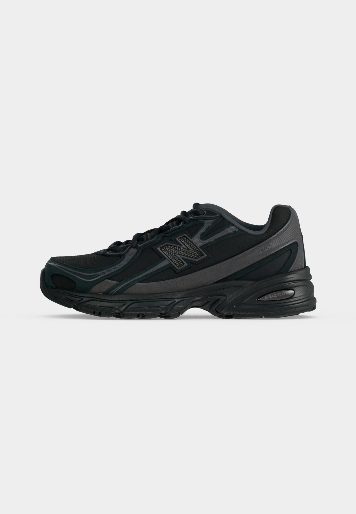 Zapatilla de running New Balance negra y gris oscuro con cierre de cordones y suela acolchada, mostrada de perfil sobre un fondo claro y liso.