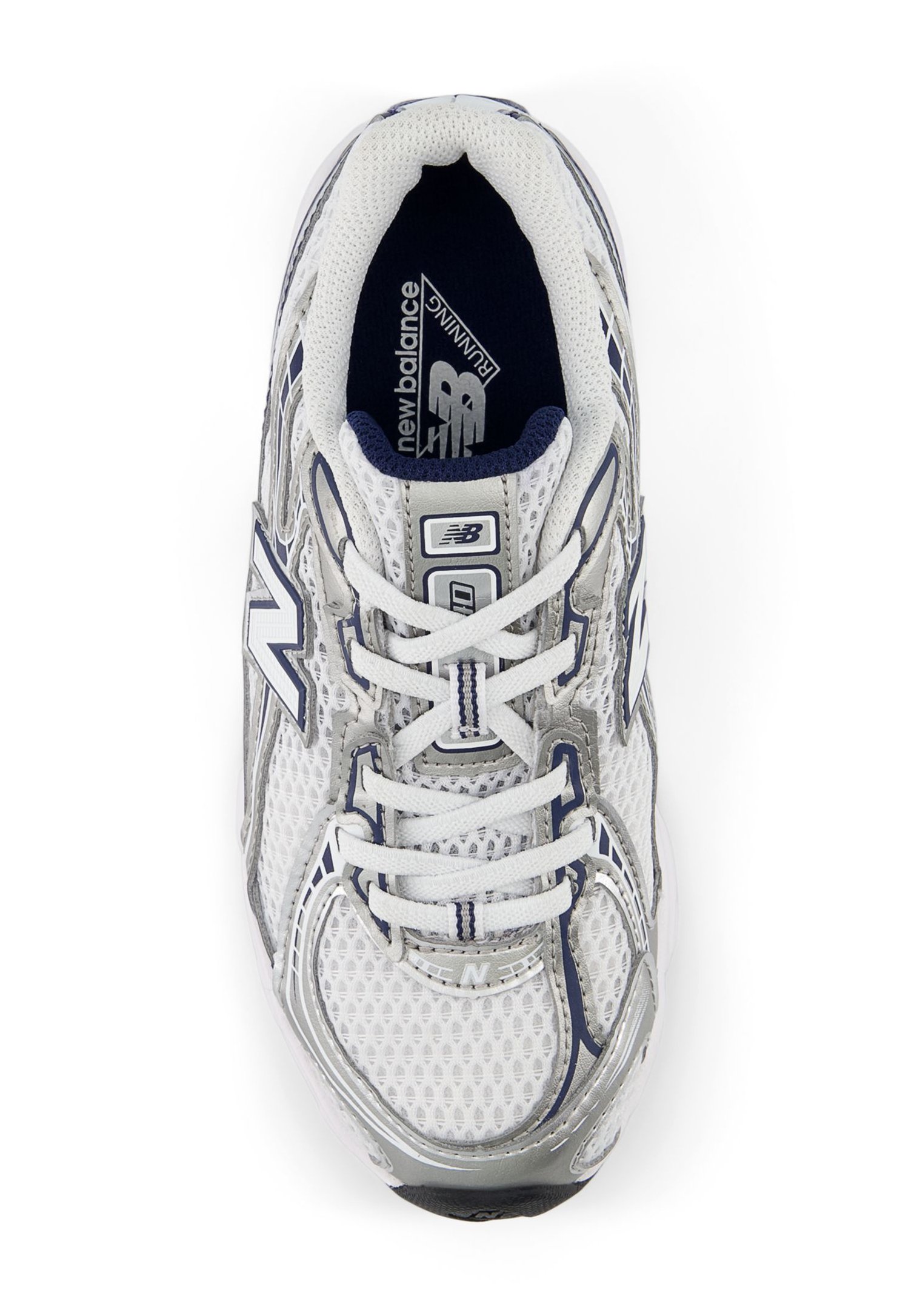 Zapatilla de running de malla blanca con acentos grises, puntera redonda y detalles en azul marino contrastantes. Presenta cordones y un logo prominente en la lengüeta.