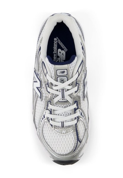 Zapatilla de running de malla blanca con acentos grises, puntera redonda y detalles en azul marino contrastantes. Presenta cordones y un logo prominente en la lengüeta.