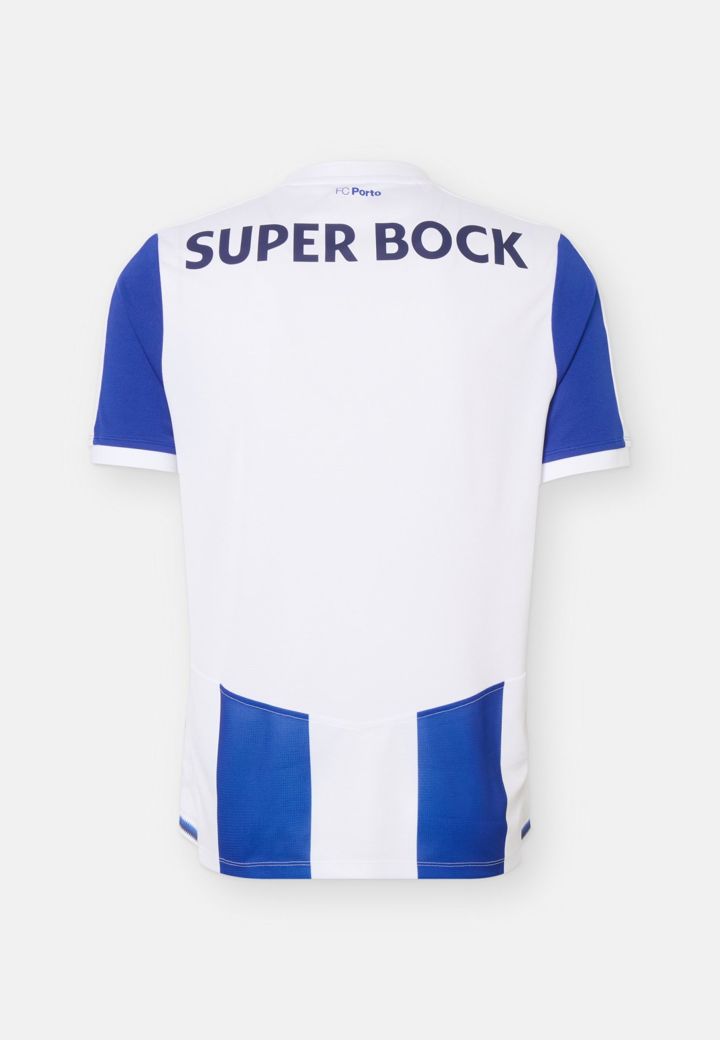 Camiseta blanca y azul de fútbol de manga corta con el texto "SUPER BOCK" en la parte superior de la espalda y el logo "FC Porto" cerca del cuello.