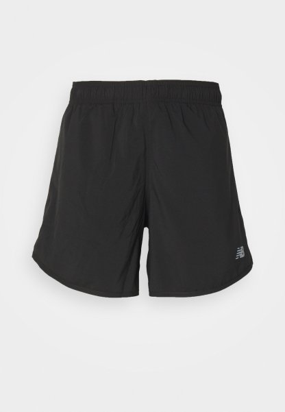 Pantalones cortos deportivos negros hechos de un tejido ligero con una cinturilla elástica, que presentan un logotipo sutil en una pierna y un diseño aerodinámico.