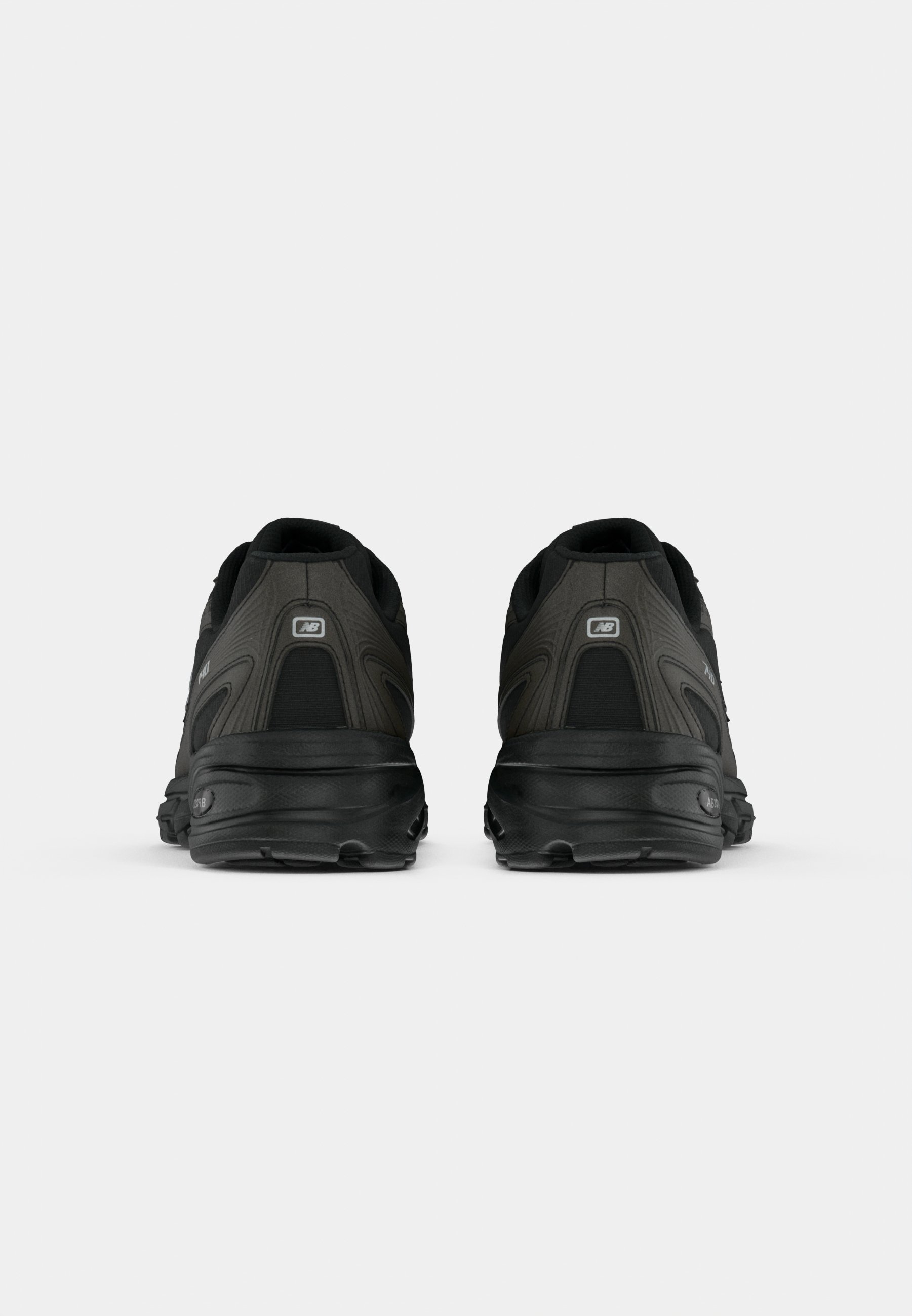 Zapatillas deportivas negras con un upper texturizado, cuello acolchado y suela amortiguada. Presentan un detalle de logo en el talón y líneas de diseño estructuradas.