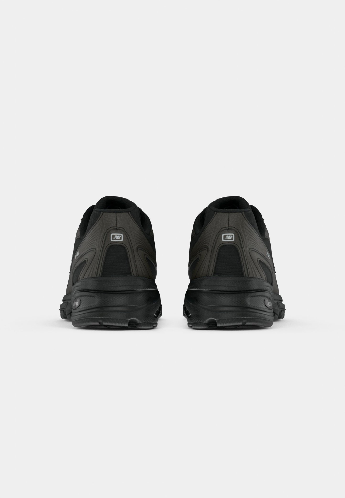 Zapatillas deportivas negras con un upper texturizado, cuello acolchado y suela amortiguada. Presentan un detalle de logo en el talón y líneas de diseño estructuradas.
