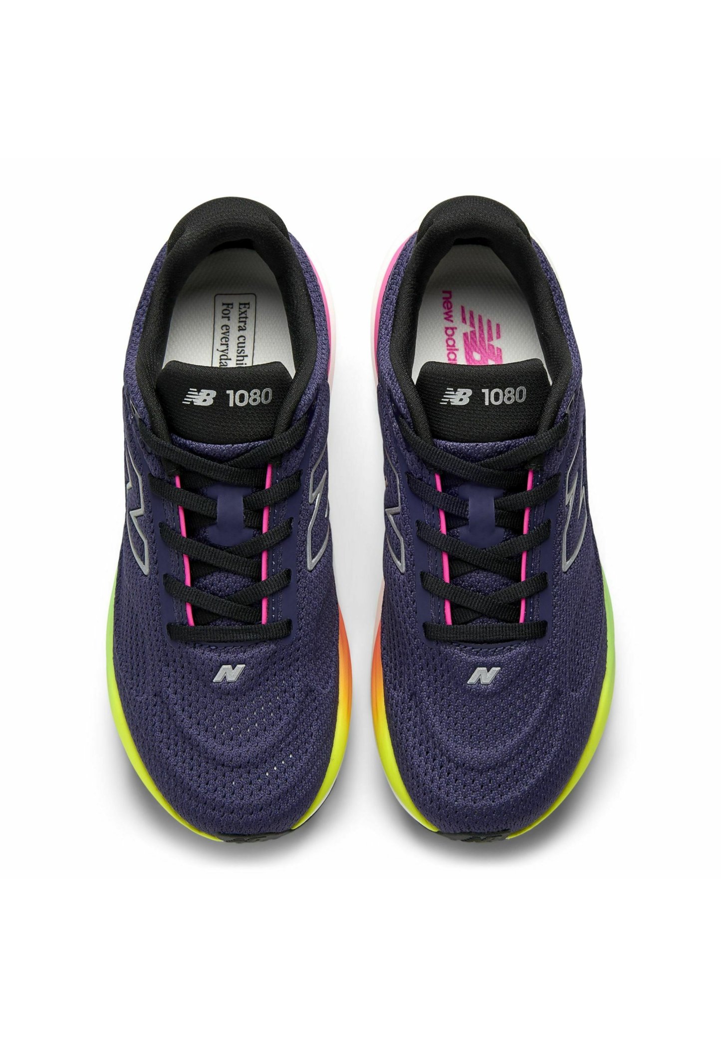 Zapatillas de correr de malla morada con cordones negros, con una suela en degradado que pasa de amarillo a rosa. Logotipo "New Balance 1080" visible.